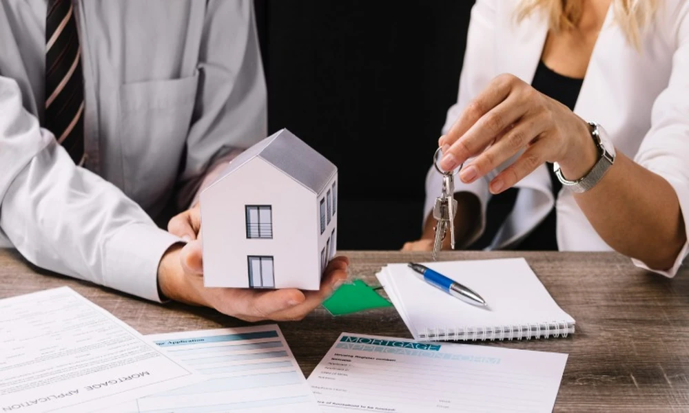 The Risks of Buying a Property Before Selling the Current One